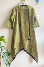 Load image into Gallery viewer, HANDKERCHIEF STYLE CAPE