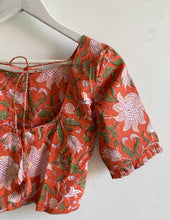 Load image into Gallery viewer, FLORAL COTTON BLOUSE
