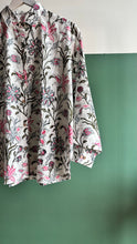 Load image into Gallery viewer, Oversized raglan shirt
